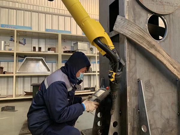 焊接機(jī)器人調(diào)試現(xiàn)場 山東焊接機(jī)器人廠家