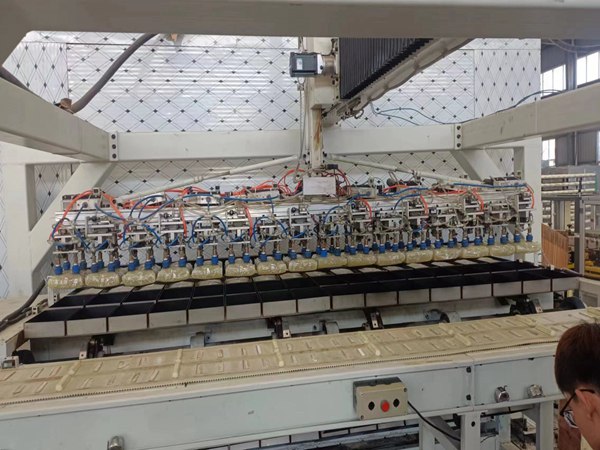 全自動(dòng)搬運(yùn)機(jī)器人的特點(diǎn) 自動(dòng)搬運(yùn)機(jī)器人工作圖