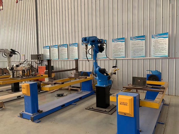 青島賽邦生產(chǎn)的焊接機(jī)器人展示