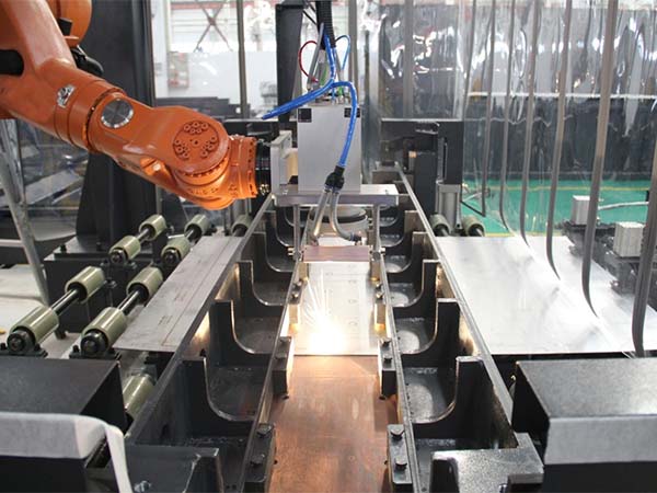 焊接機(jī)器人廠家?guī)钊肓私庵本€焊接機(jī)器人 焊接機(jī)器人廠家?guī)钊肓私庵本€焊接機(jī)器人