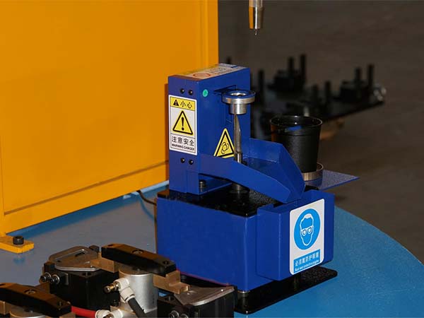 全自動(dòng)焊接機(jī)器人的清槍器怎樣進(jìn)行工作？