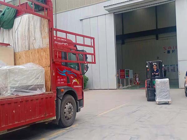 青島賽邦智能焊接機(jī)器人廠家的發(fā)貨現(xiàn)場(chǎng) 青島賽邦智能焊接機(jī)器人廠家的發(fā)貨現(xiàn)場(chǎng)