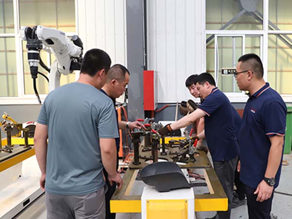 蹦床支架焊接機(jī)器人 蹦床支架焊接機(jī)器人