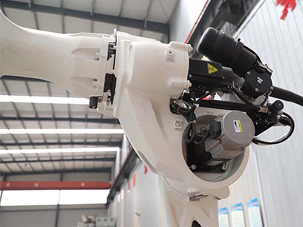 自動(dòng)焊接設(shè)備焊接批量產(chǎn)品提高生產(chǎn)線效率