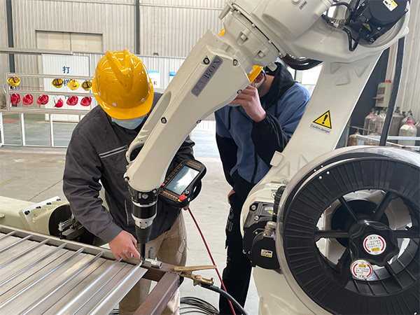 全自動焊接機器人輔助設(shè)備 全自動焊接機器人輔助設(shè)備