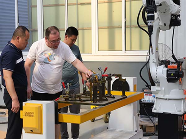 工業(yè)機(jī)器人生產(chǎn)線在車架焊接中的應(yīng)用 工業(yè)機(jī)器人生產(chǎn)線在車架焊接中的應(yīng)用