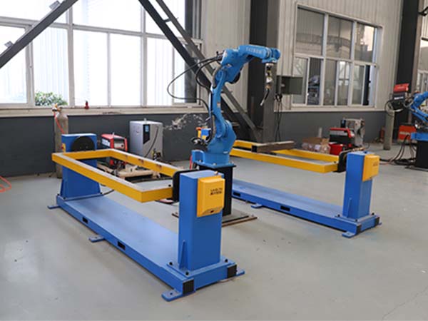 工業(yè)機械臂進(jìn)行焊接工作 工業(yè)機械臂進(jìn)行焊接工作