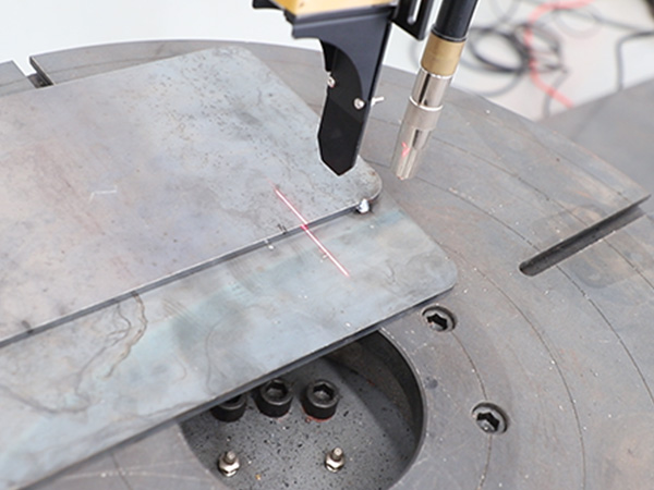 激光焊接機(jī)器人 激光焊接機(jī)器人